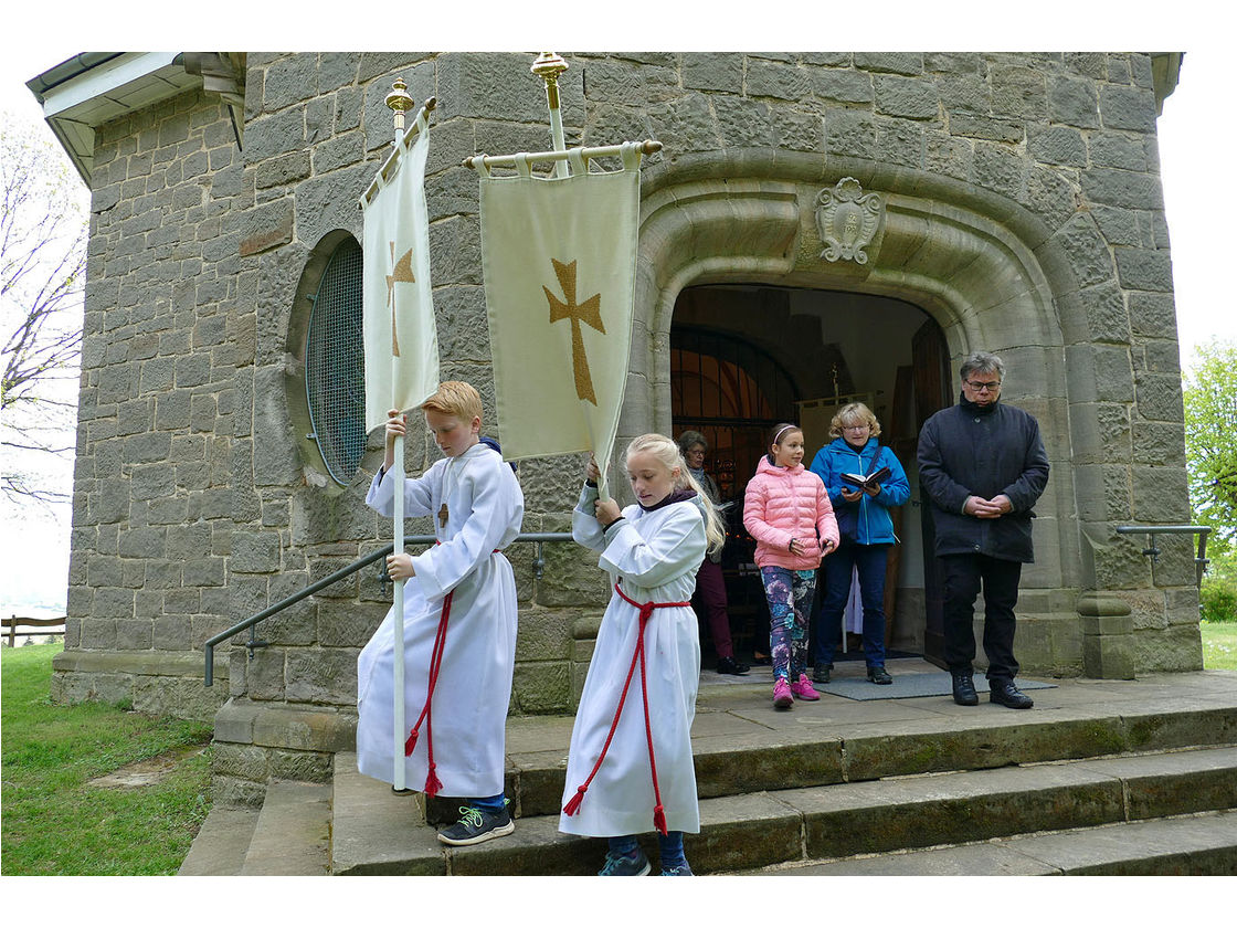 Bittprozession an der Weingartenkapelle (Foto: Karl-Franz Thiede)